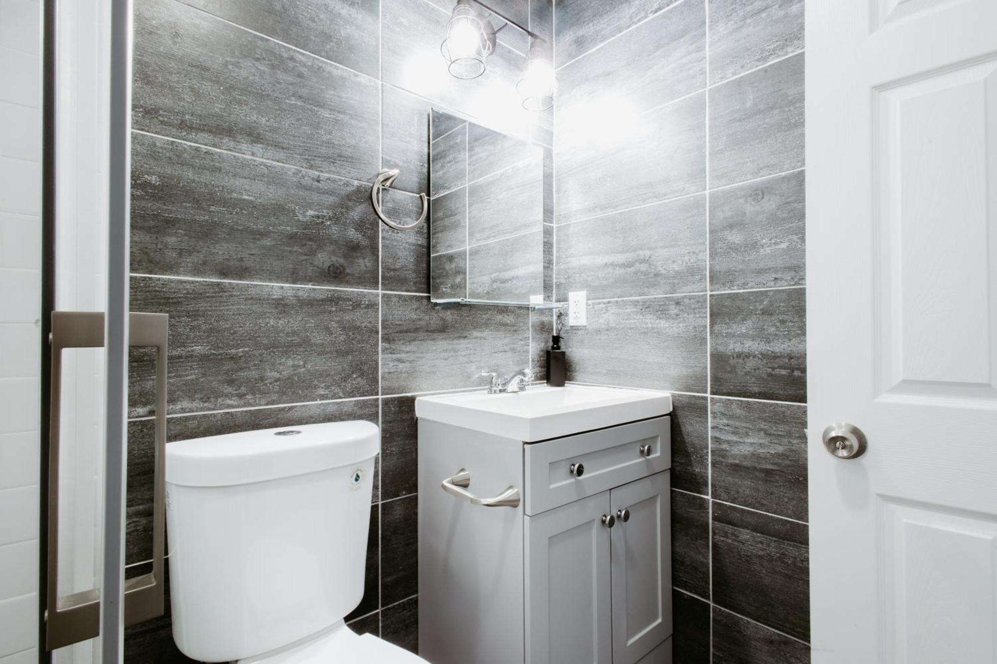 Modern 2 Bedroom Steps From Park! Apartment