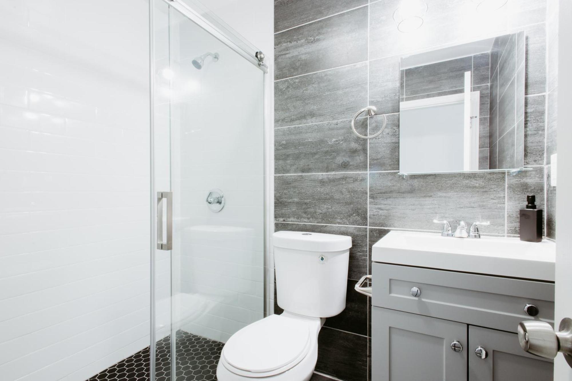 Apartment Modern 2 Bedroom Steps From Park!