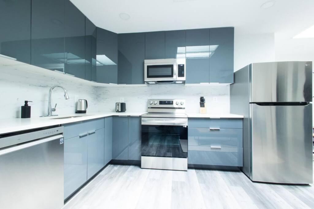 Modern 2 Bedroom Steps From Park! *
