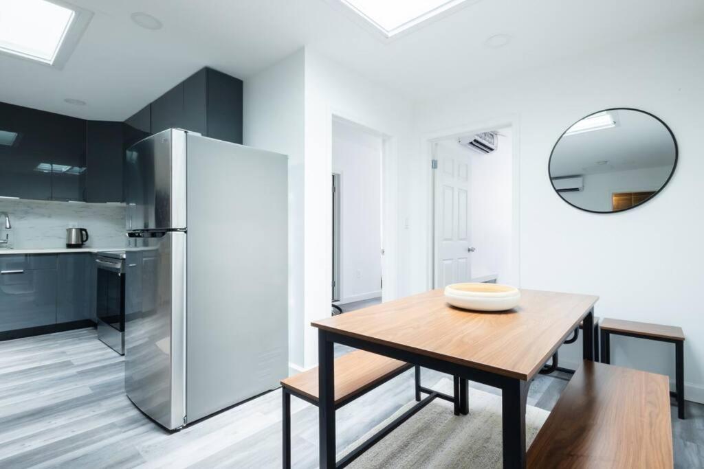 Modern 2 Bedroom Steps From Park! Apartment