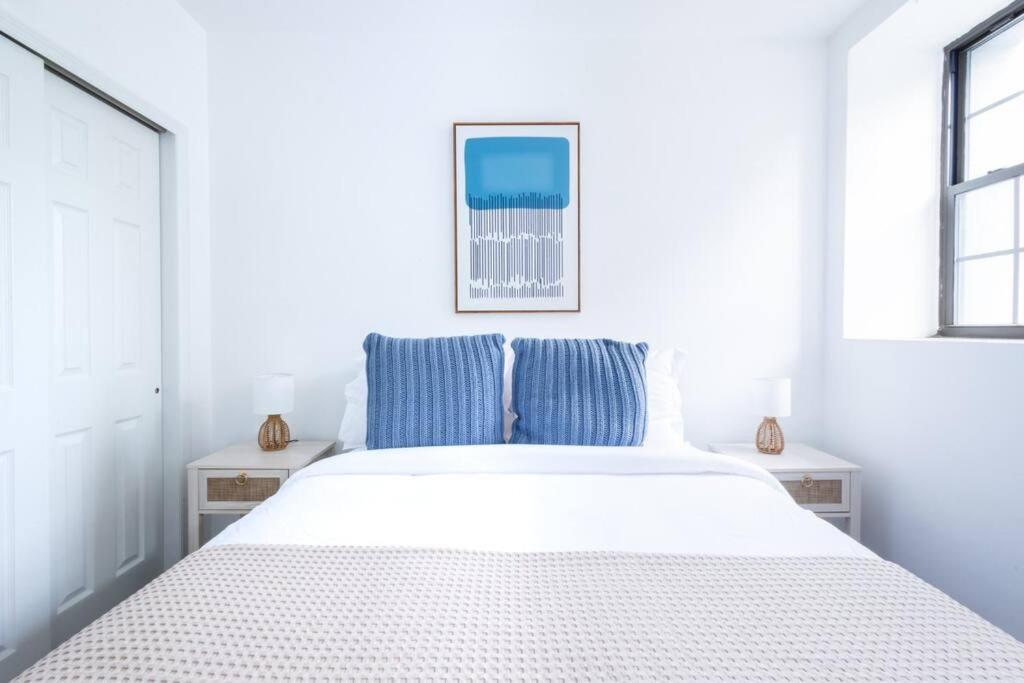 Apartment Modern 2 Bedroom Steps From Park! New York
