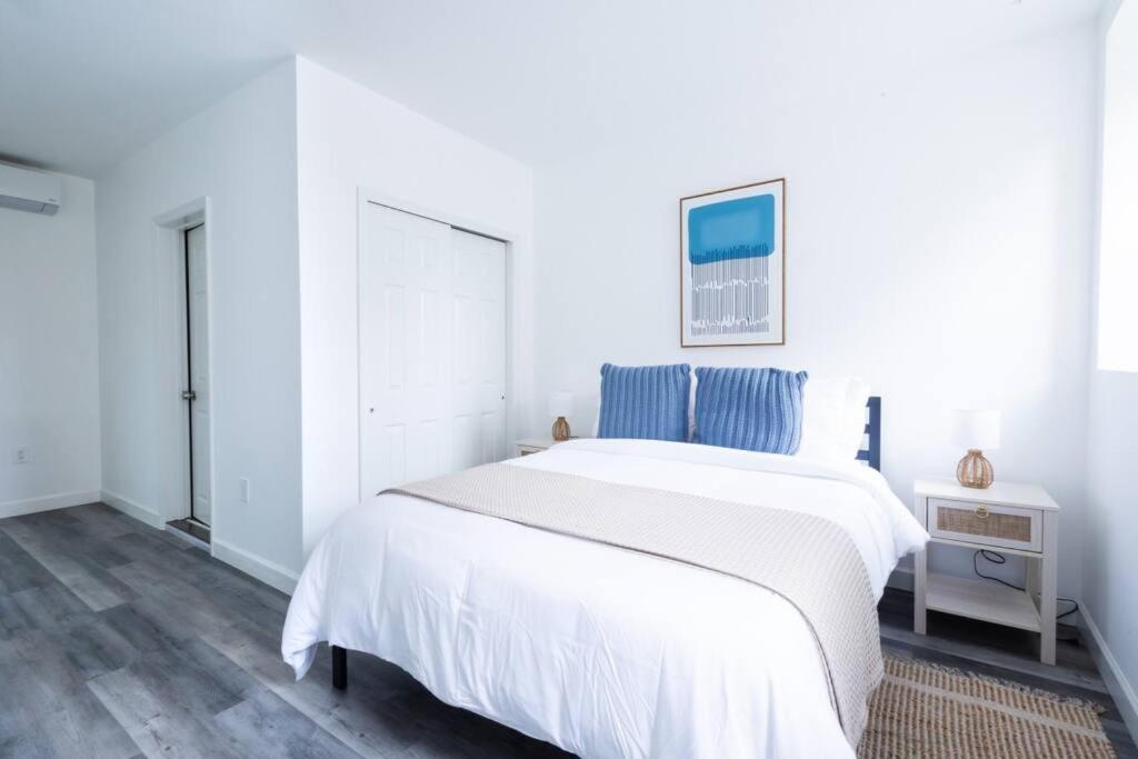Modern 2 Bedroom Steps From Park! *